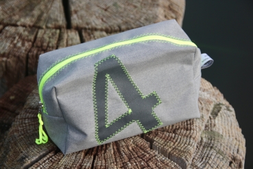 Kosmetiktasche grau eckig mit Zahl